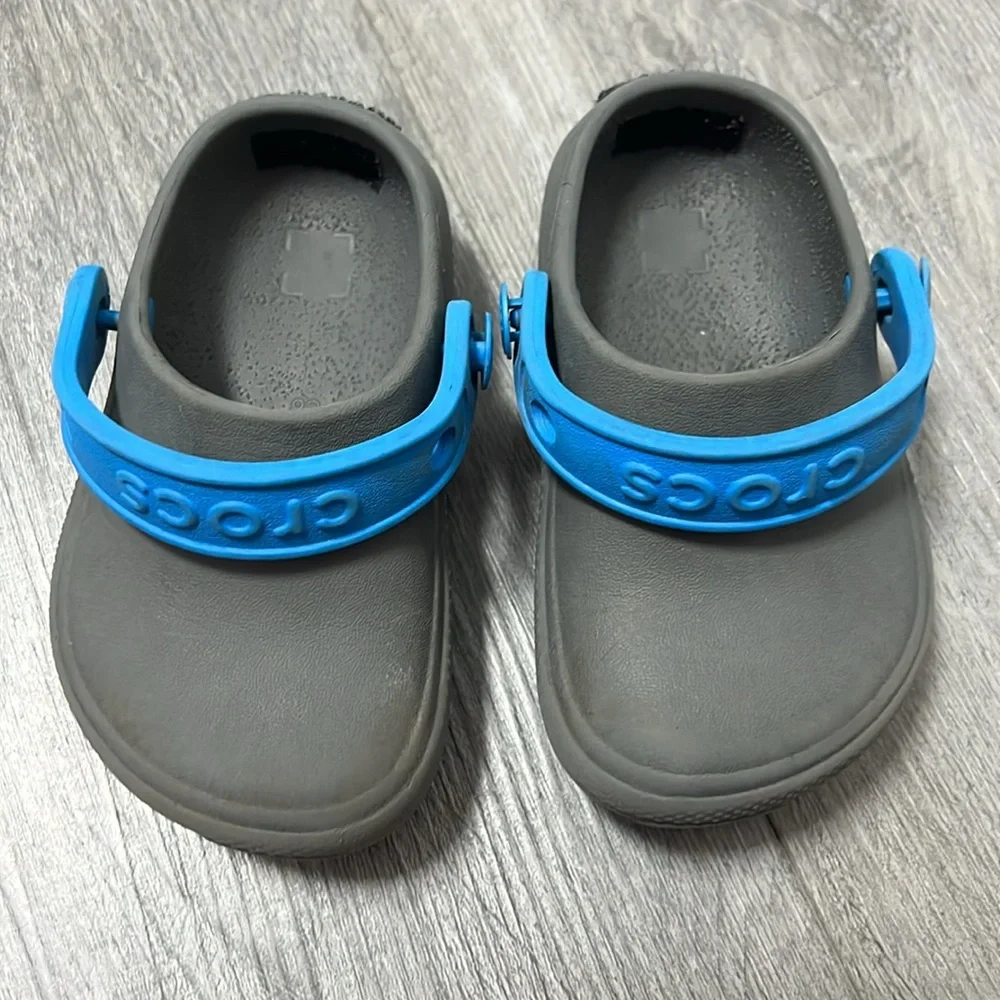 Crocs Kids Gray and Blue Clogs with removable fuzzy inserts / size C6